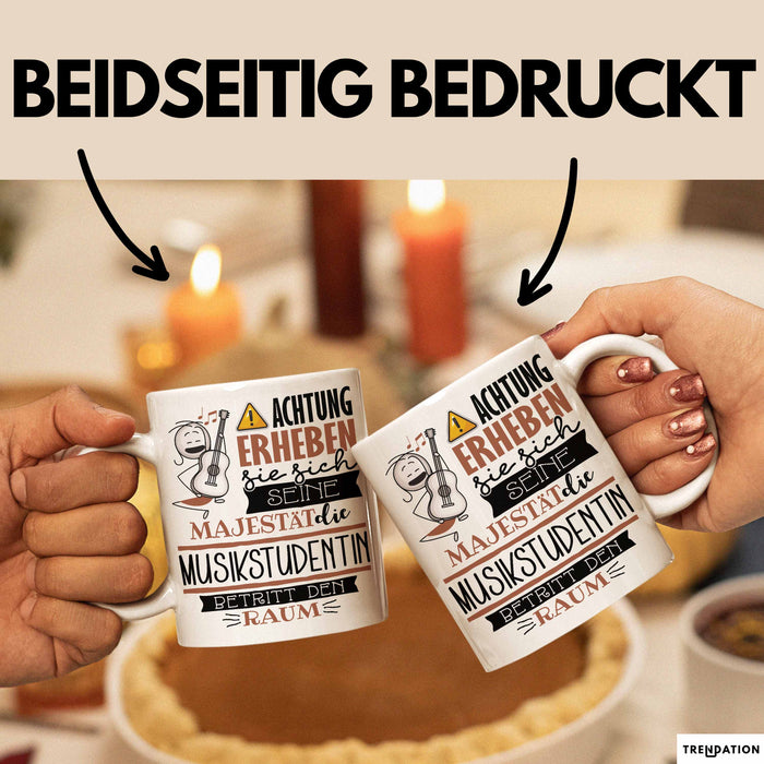 Musikstudentin Tasse Geschenk Lustiger Spruch Bitte Erheben Sie Sich Seine Majestät Die Musikstudentin Betritt Den Raum Weiß Trendation