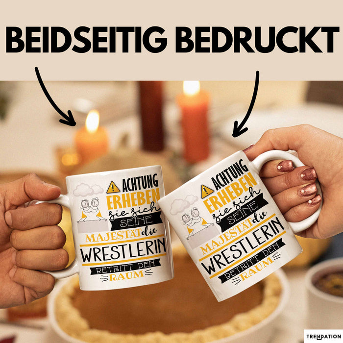 Wrestlerin Tasse Geschenk Lustiger Spruch Bitte Erheben Sie Sich Seine Majestät Die Wrestlerin Betritt Den Raum Weiß Trendation