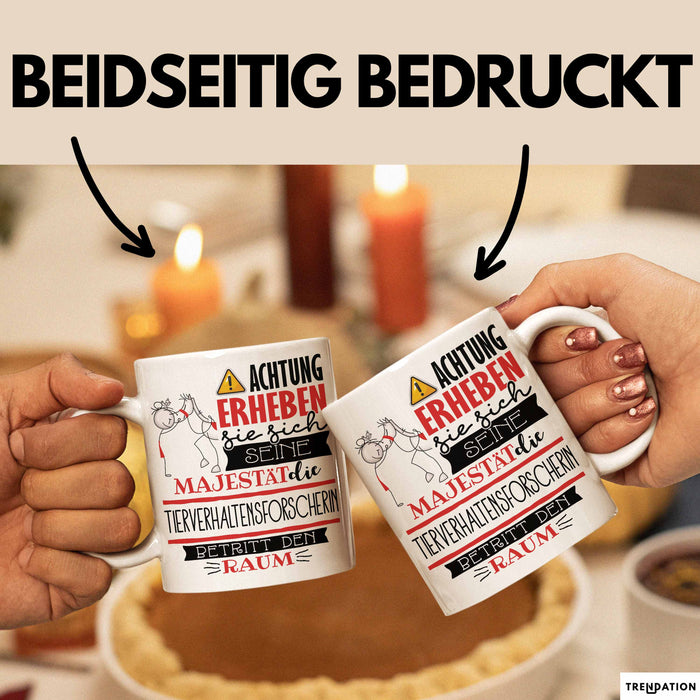 Tierverhaltensforscherin Tasse Geschenk Lustiger Spruch Bitte Erheben Sie Sich Seine Majestät Die Tierverhaltensforscherin Betritt Den Raum Weiß Trendation