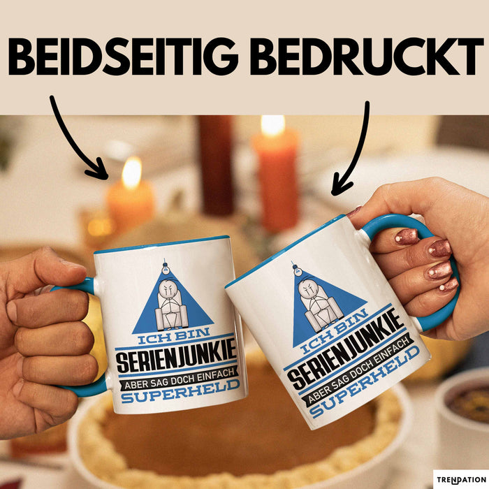 Serienjunkie Geschenk Tasse Ich Bin Serienjunkie Aber Sag Doch Einfach Superheld Lustige Geschenkdiee für Serienjunkie Kaffee-Becher Blau Trendation