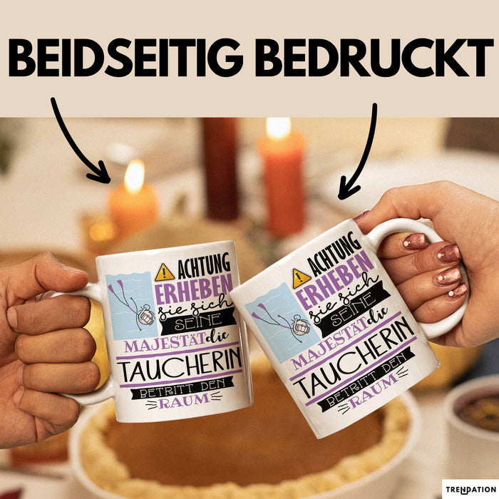Taucherin Tasse Geschenk Lustiger Spruch Bitte Erheben Sie Sich Seine Majestät Die Taucherin Betritt Den Raum Weiß Trendation