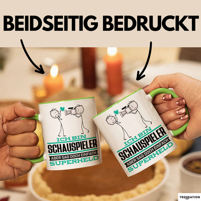 Schauspieler Geschenk Tasse Ich Bin Schauspieler Aber Sag Doch Einfach Superheld Lustige Geschenkdiee für Schauspieler Kaffee-Becher Grün Trendation