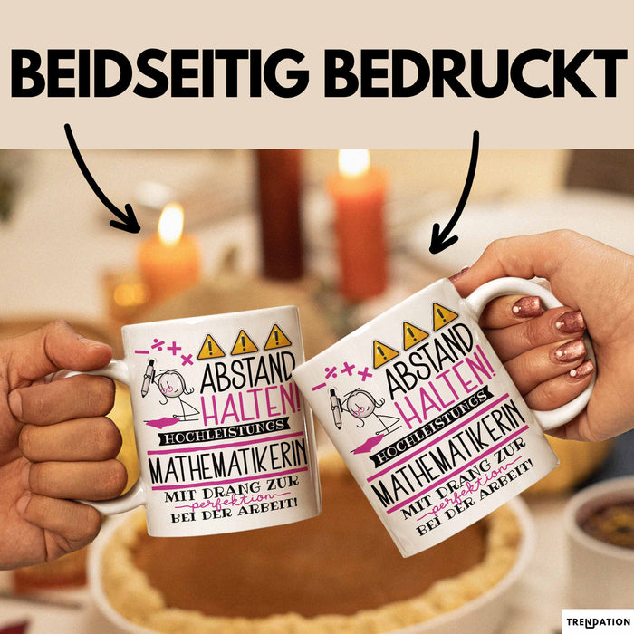 Mathematikerin Tasse Geschenk Lustig Abstand Halten Hochleistungs-Mathematikerin Mit Drang Zur Perfektion Bei Der Arbeit Weiß Trendation