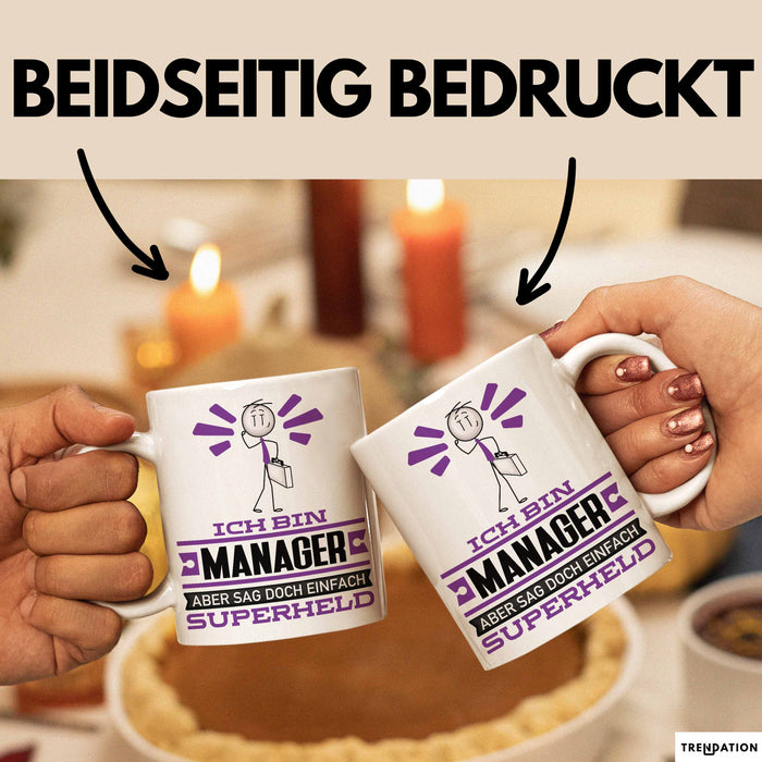 Manager Geschenk Tasse Ich Bin Manager Aber Sag Doch Einfach Superheld Lustige Geschenkdiee für Manager Kaffee-Becher Weiß Trendation