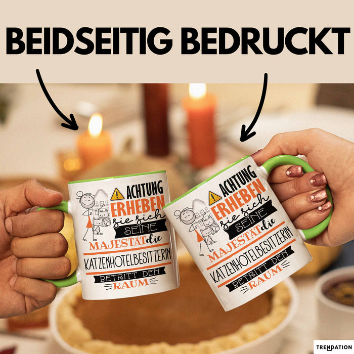 Katzenhotelbesitzerin Tasse Geschenk Lustiger Spruch Bitte Erheben Sie Sich Seine Majestät Die Katzenhotelbesitzerin Betritt Den Raum Grün Trendation