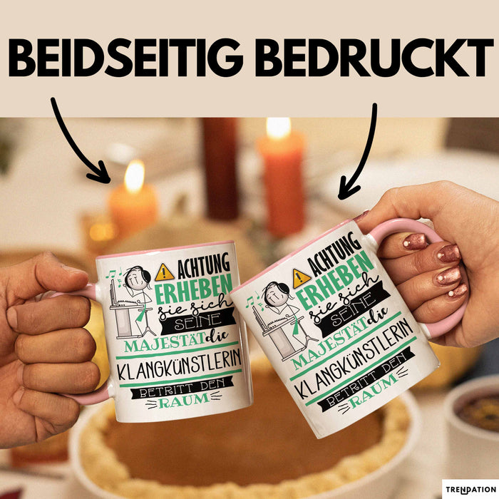 Klangkünstlerin Tasse Geschenk Lustiger Spruch Bitte Erheben Sie Sich Seine Majestät Die Klangkünstlerin Betritt Den Raum Rosa Trendation