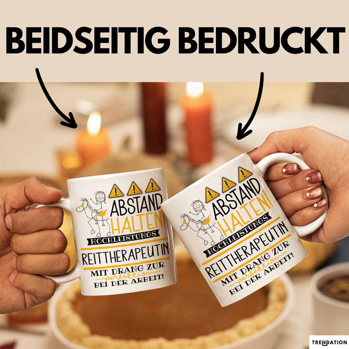 Reittherapeutin Tasse Geschenk Lustig Abstand Halten Hochleistungs-Reittherapeutin Mit Drang Zur Perfektion Bei Der Arbeit Weiß Trendation