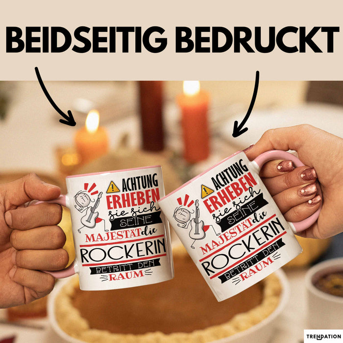 Rockerin Tasse Geschenk Lustiger Spruch Bitte Erheben Sie Sich Seine Majestät Die Rockerin Betritt Den Raum Rosa Trendation
