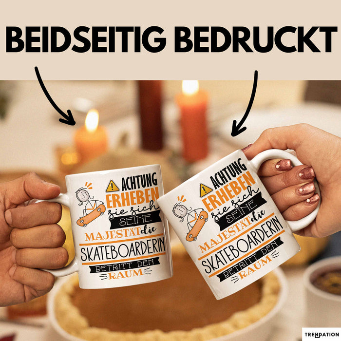 Skateboarderin Tasse Geschenk Lustiger Spruch Bitte Erheben Sie Sich Seine Majestät Die Skateboarderin Betritt Den Raum Weiß Trendation
