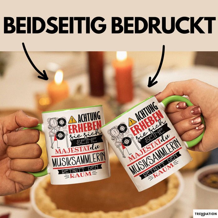 Musiksammlerin Tasse Geschenk Lustiger Spruch Bitte Erheben Sie Sich Seine Majestät Die Musiksammlerin Betritt Den Raum Grün Trendation