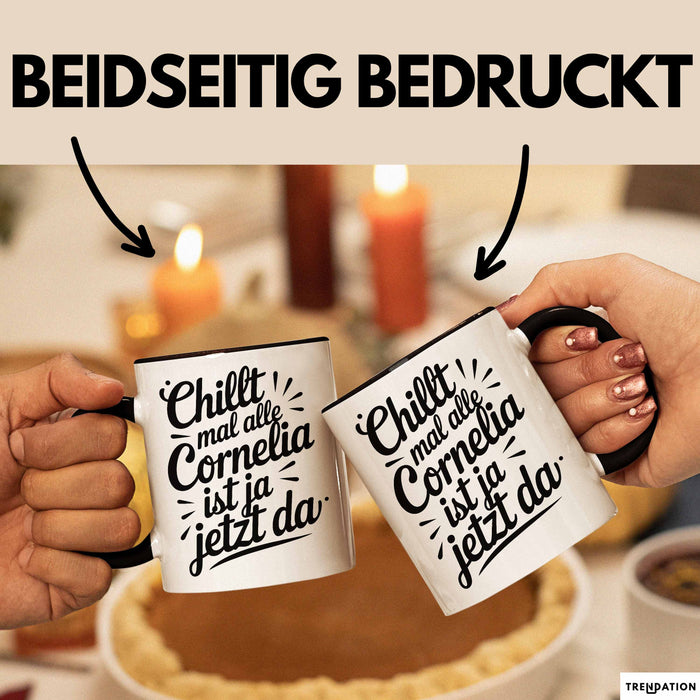 Cornelia Tasse Geschenk Chillt Mal Alle Cornelia Ist Ja Jetzt Da Geschenkidee Becher mit Name Schwarz Trendation