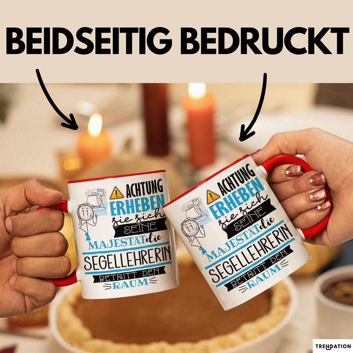 Segellehrerin Tasse Geschenk Lustiger Spruch Bitte Erheben Sie Sich Seine Majestät Die Segellehrerin Betritt Den Raum Rot Trendation