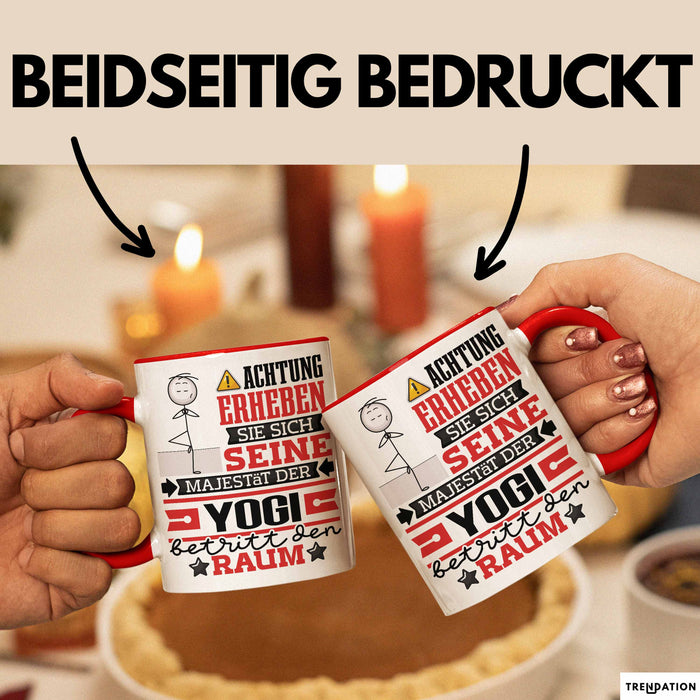 Yogi Geschenk Tasse Lustiger Spruch Erheben Sie Sich Der Yogi Betritt den Raum Rot Trendation