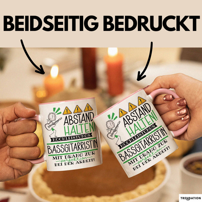 Bassgitarristin Tasse Geschenk Lustig Abstand Halten Hochleistungs-Bassgitarristin Mit Drang Zur Perfektion Bei Der Arbeit Rosa Trendation