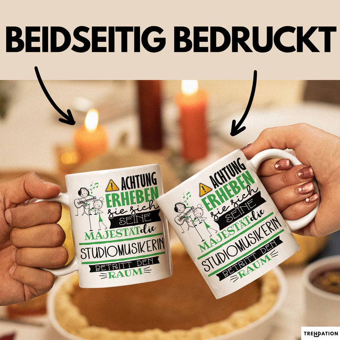 Studiomusikerin Tasse Geschenk Lustiger Spruch Bitte Erheben Sie Sich Seine Majestät Die Studiomusikerin Betritt Den Raum Weiß Trendation
