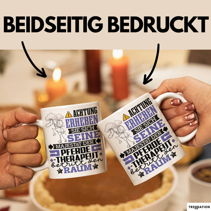 Pferdetherapeut Geschenk Tasse Lustiger Spruch Erheben Sie Sich Der Pferdetherapeut Betritt den Raum Weiß Trendation