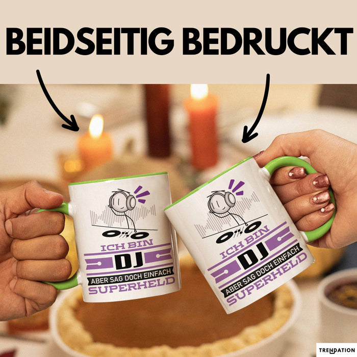 DJ Geschenk Tasse Ich Bin DJ Aber Sag Doch Einfach Superheld Lustige Geschenkdiee für DJ Kaffee-Becher Grün Trendation