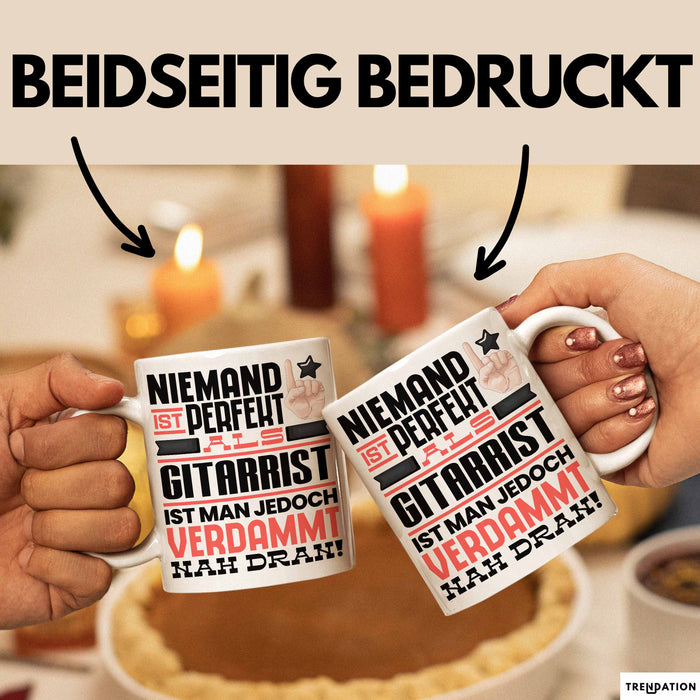 Gitarrist Geschenk Tasse Lustige Geschenkidee für Gitarrist Geburtstag Kaffee-Becher Niemand Ist Perfekt Aber Als Gitarrist Ist Man Nah Dran Weiß Trendation