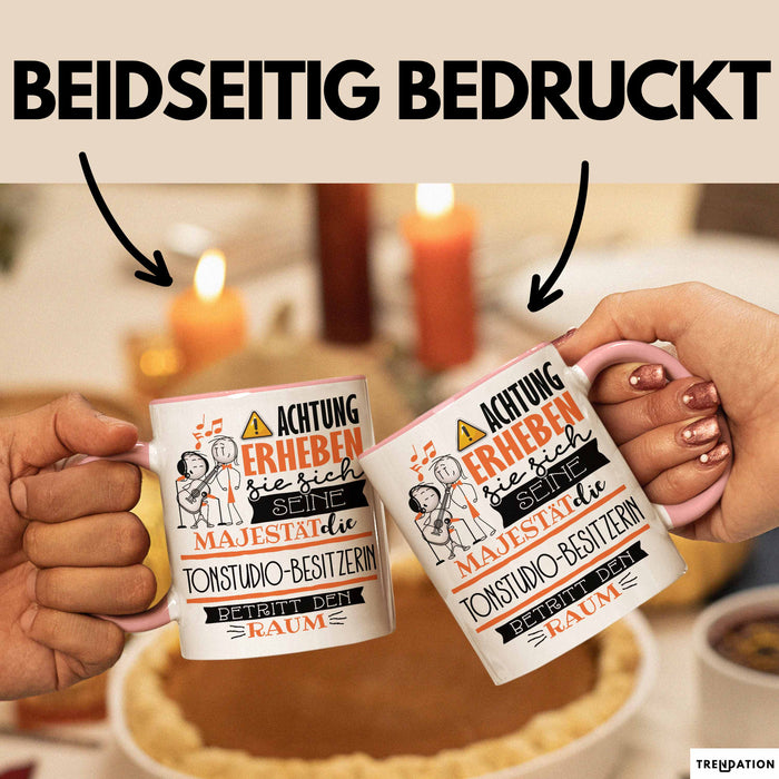 Tonstudio-Besitzerin Tasse Geschenk Lustiger Spruch Bitte Erheben Sie Sich Seine Majestät Die Tonstudio-Besitzerin Betritt Den Raum Rosa Trendation