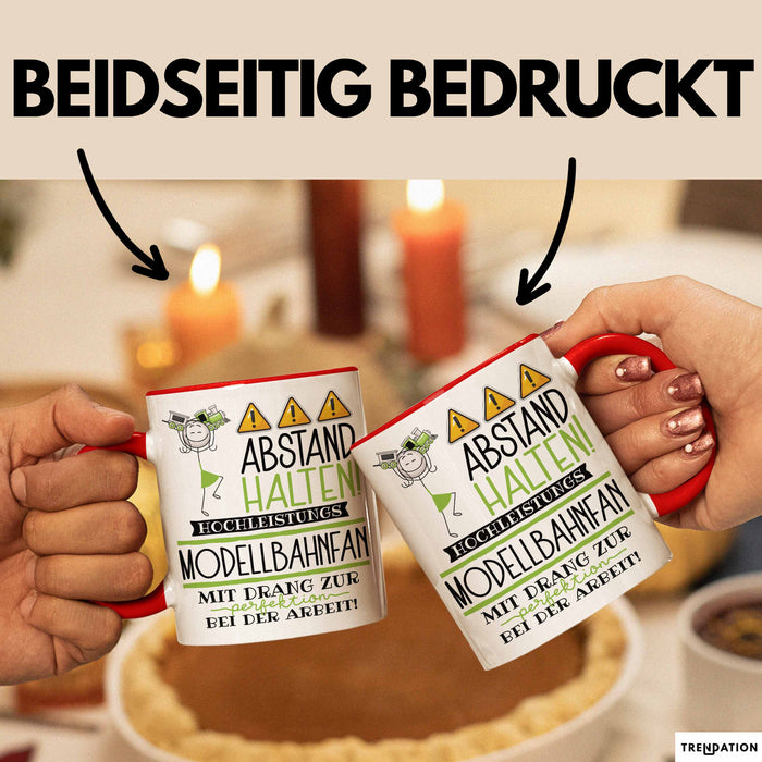 Modellbahnfan Tasse Geschenk Lustig Abstand Halten Hochleistungs-Modellbahnfan Mit Drang Zur Perfektion Bei Der Arbeit Rot Trendation