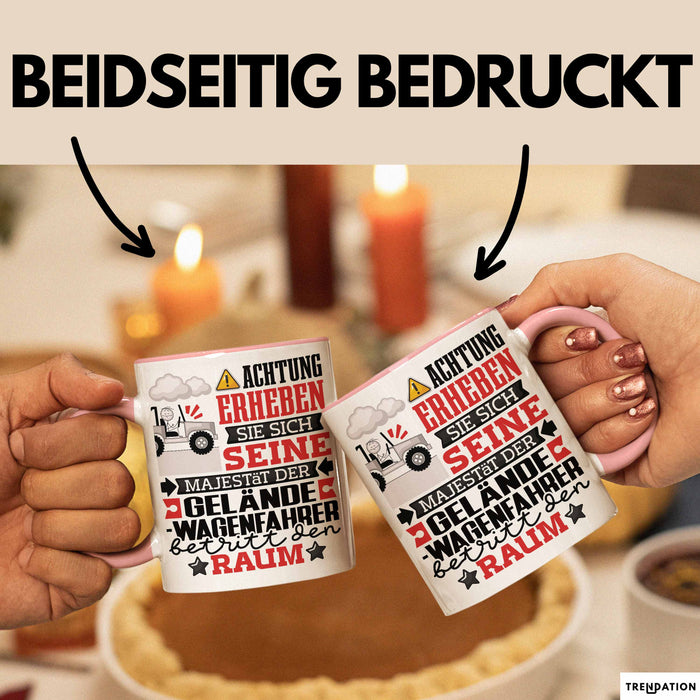 Geländewagenfahrer Geschenk Tasse Lustiger Spruch Erheben Sie Sich Der Geländewagenfahrer Betritt den Raum Rosa Trendation