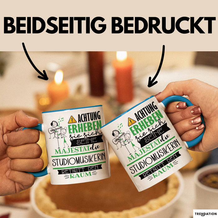 Studiomusikerin Tasse Geschenk Lustiger Spruch Bitte Erheben Sie Sich Seine Majestät Die Studiomusikerin Betritt Den Raum Blau Trendation