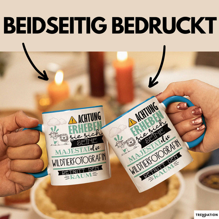 Wildtierfotografin Tasse Geschenk Lustiger Spruch Bitte Erheben Sie Sich Seine Majestät Die Wildtierfotografin Betritt Den Raum Blau Trendation