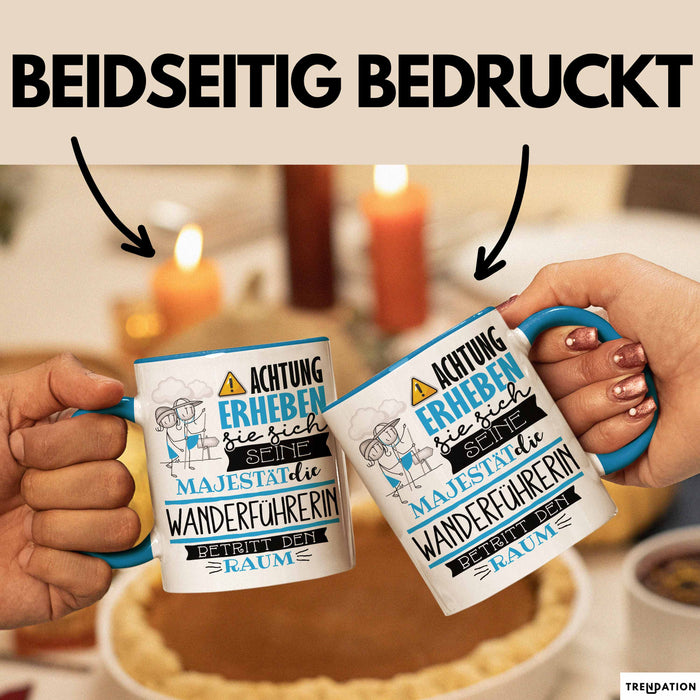 Wanderführerin Tasse Geschenk Lustiger Spruch Bitte Erheben Sie Sich Seine Majestät Die Wanderführerin Betritt Den Raum Blau Trendation