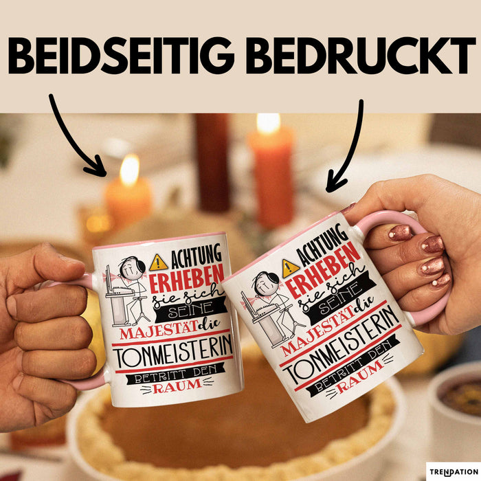 Tonmeisterin Tasse Geschenk Lustiger Spruch Bitte Erheben Sie Sich Seine Majestät Die Tonmeisterin Betritt Den Raum Rosa Trendation