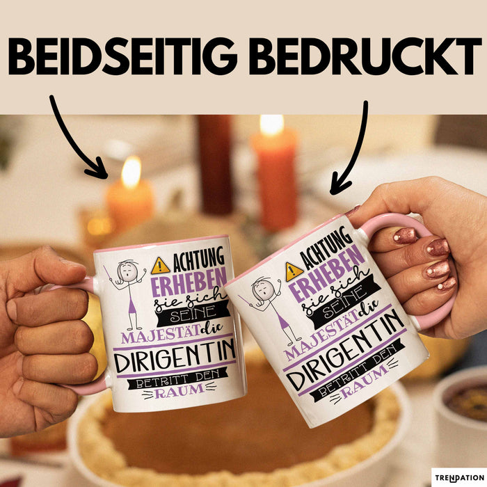 Dirigentin Tasse Geschenk Lustiger Spruch Bitte Erheben Sie Sich Seine Majestät Die Dirigentin Betritt Den Raum Rosa Trendation