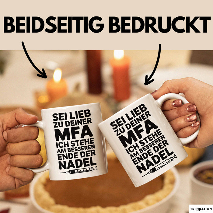 Medizinischer Assistent Arzt Tasse Geschenk Lustige Geschenkidee Spruch Sei Lieb Zu Deiner Mfa Ich Stehe Am Besseren Ende Der Nadel Weiß Trendation