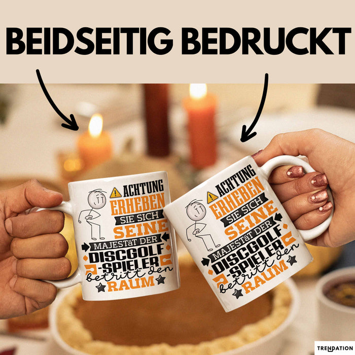 Discgolf-Spieler Geschenk Tasse Lustiger Spruch Erheben Sie Sich Der Discgolf-Spieler Betritt den Raum Weiß Trendation