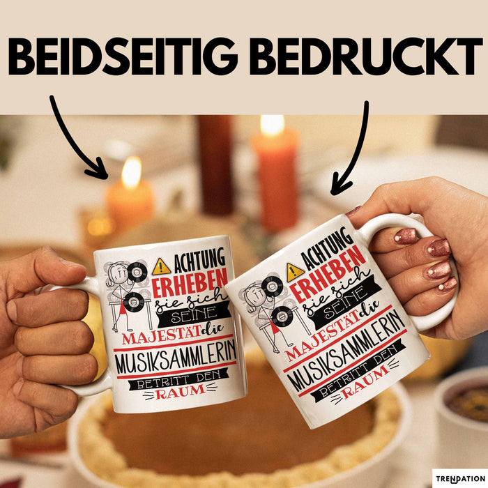 Musiksammlerin Tasse Geschenk Lustiger Spruch Bitte Erheben Sie Sich Seine Majestät Die Musiksammlerin Betritt Den Raum Weiß Trendation