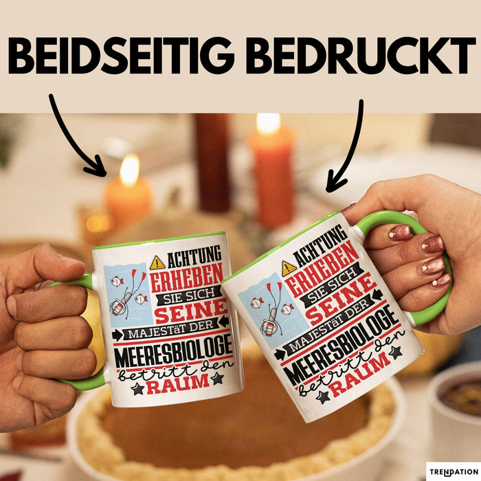 Meeresbiologe Geschenk Tasse Lustiger Spruch Erheben Sie Sich Der Meeresbiologe Betritt den Raum Grün Trendation