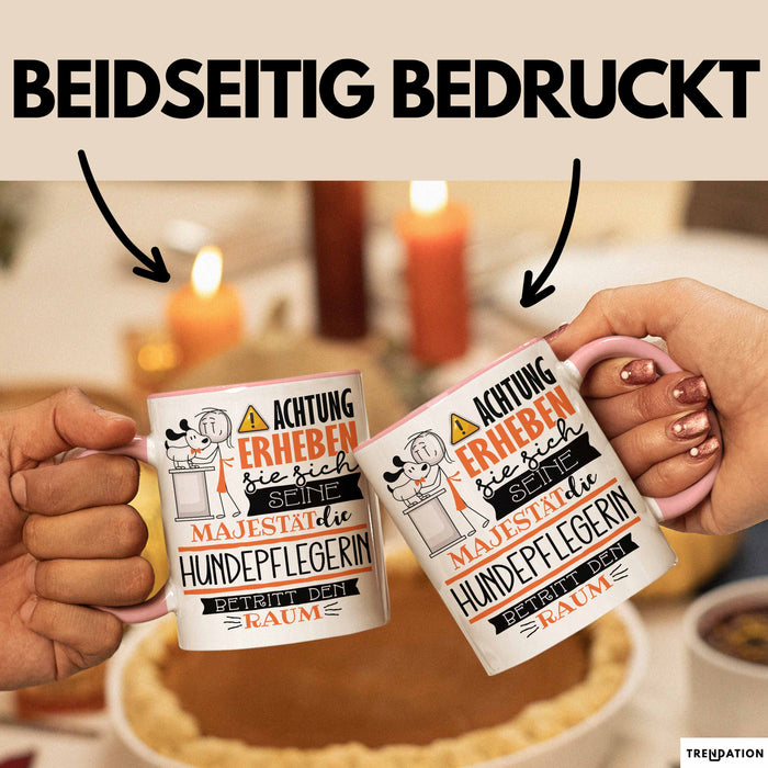 Hundepflegerin Tasse Geschenk Lustiger Spruch Bitte Erheben Sie Sich Seine Majestät Die Hundepflegerin Betritt Den Raum Rosa Trendation