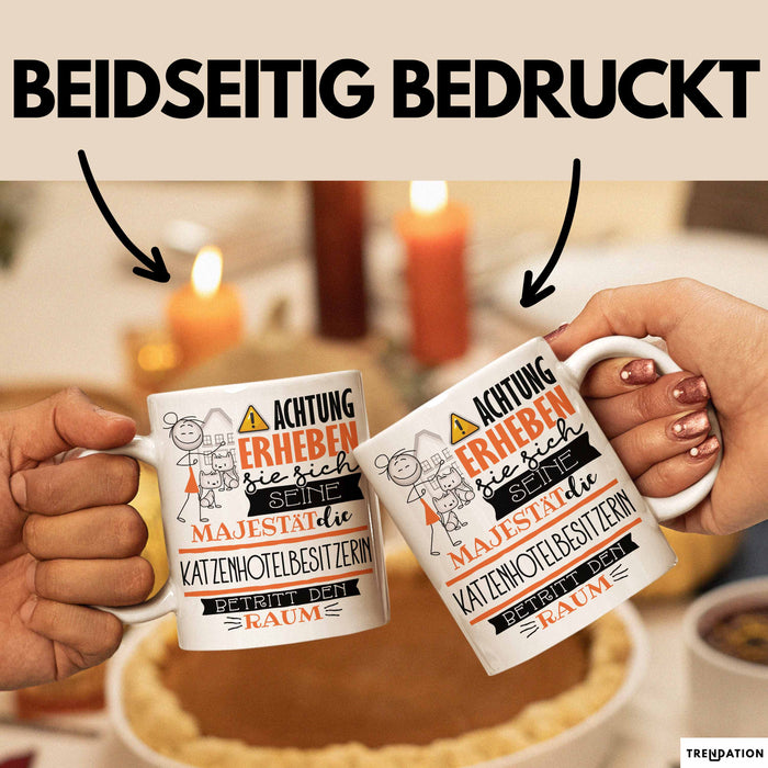 Katzenhotelbesitzerin Tasse Geschenk Lustiger Spruch Bitte Erheben Sie Sich Seine Majestät Die Katzenhotelbesitzerin Betritt Den Raum Weiß Trendation