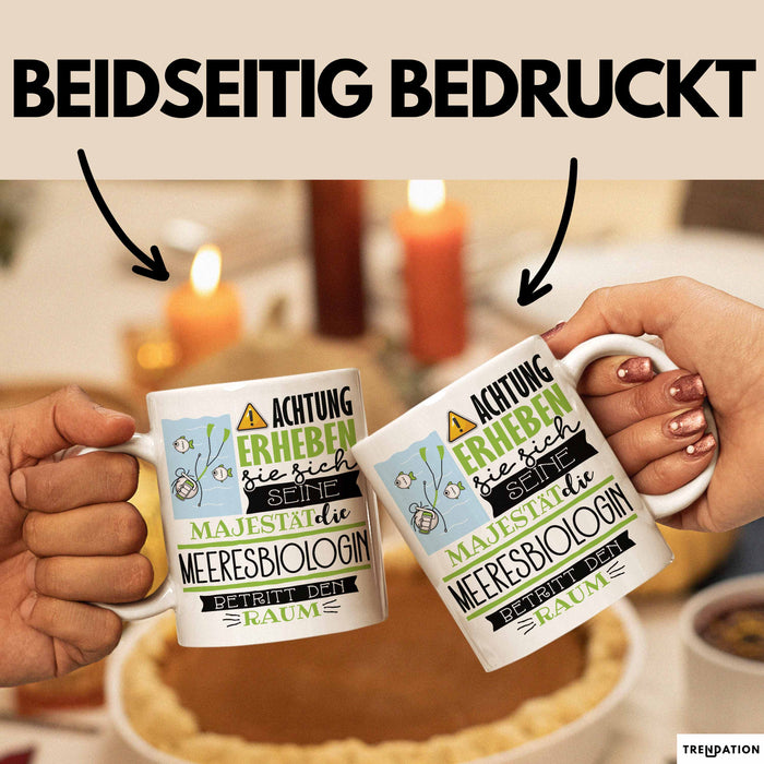 Meeresbiologin Tasse Geschenk Lustiger Spruch Bitte Erheben Sie Sich Seine Majestät Die Meeresbiologin Betritt Den Raum Weiß Trendation