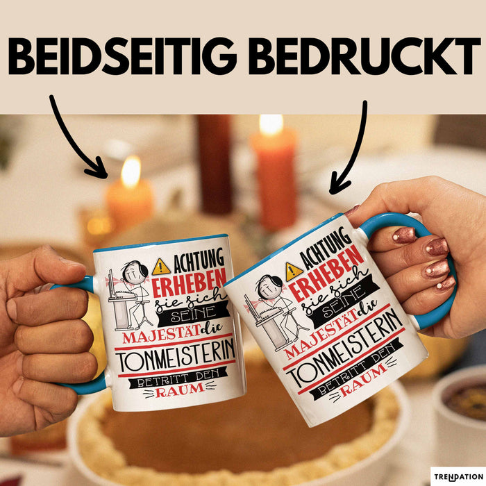 Tonmeisterin Tasse Geschenk Lustiger Spruch Bitte Erheben Sie Sich Seine Majestät Die Tonmeisterin Betritt Den Raum Blau Trendation