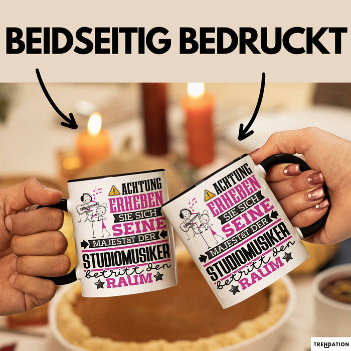 Studiomusiker Geschenk Tasse Lustiger Spruch Erheben Sie Sich Der Studiomusiker Betritt den Raum Schwarz Trendation