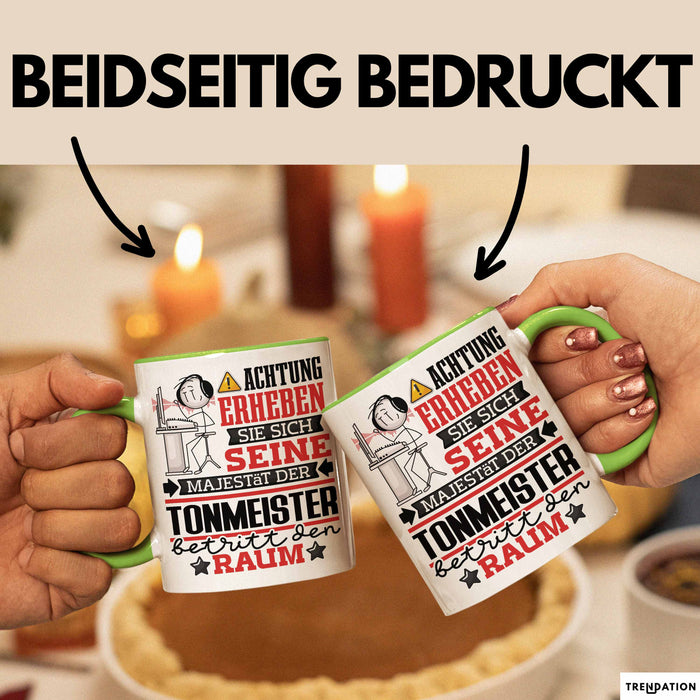 Tonmeister Geschenk Tasse Lustiger Spruch Erheben Sie Sich Der Tonmeister Betritt den Raum Grün Trendation