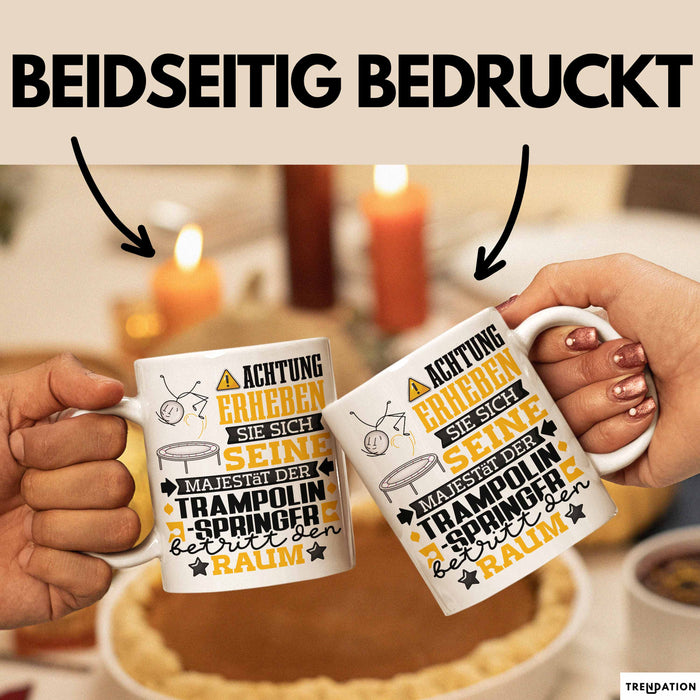 Trampolinspringer Geschenk Tasse Lustiger Spruch Erheben Sie Sich Der Trampolinspringer Betritt den Raum Weiß Trendation