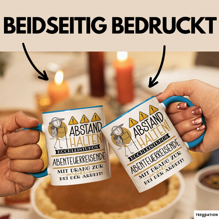 Abenteuerreisende Tasse Geschenk Lustig Abstand Halten Hochleistungs-Abenteuerreisende Mit Drang Zur Perfektion Bei Der Arbeit Blau Trendation