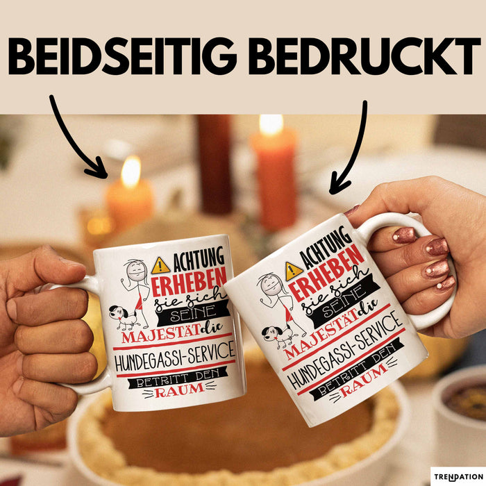 Hundegassi-Service Tasse Geschenk Lustiger Spruch Bitte Erheben Sie Sich Seine Majestät Die Hundegassi-Service Betritt Den Raum Weiß Trendation