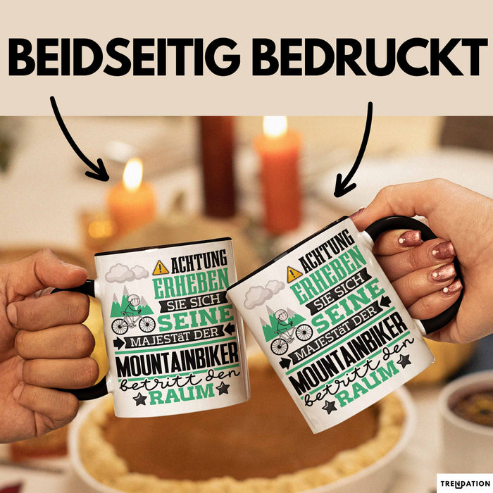 Mountainbiker Geschenk Tasse Lustiger Spruch Erheben Sie Sich Der Mountainbiker Betritt den Raum Schwarz Trendation