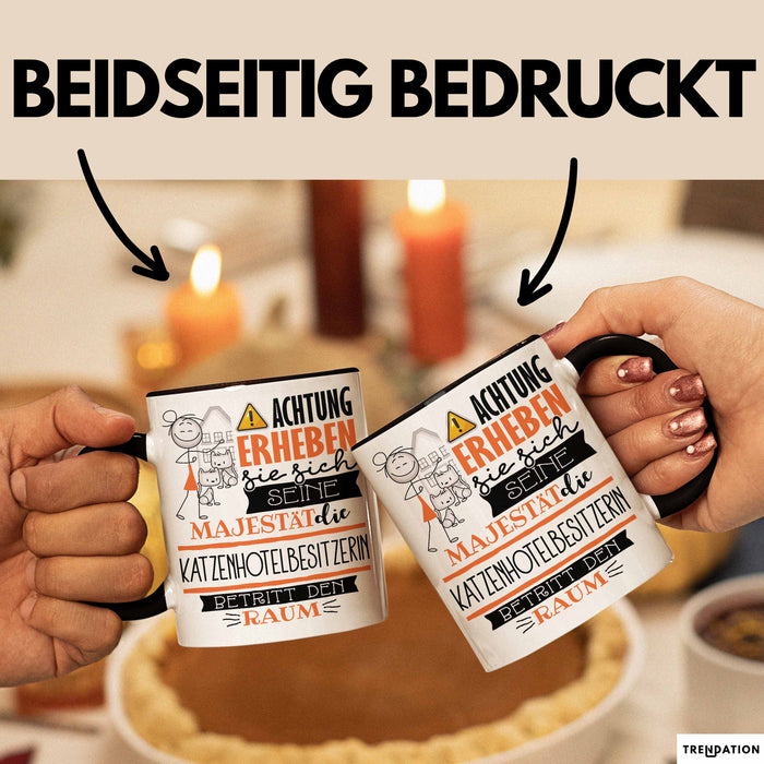 Katzenhotelbesitzerin Tasse Geschenk Lustiger Spruch Bitte Erheben Sie Sich Seine Majestät Die Katzenhotelbesitzerin Betritt Den Raum Schwarz Trendation