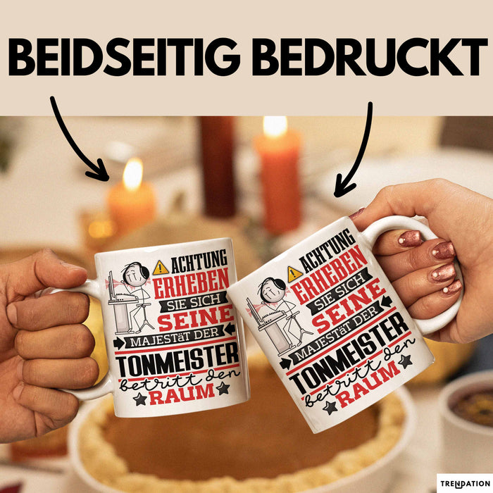Tonmeister Geschenk Tasse Lustiger Spruch Erheben Sie Sich Der Tonmeister Betritt den Raum Weiß Trendation