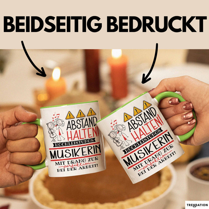 Musikerin Tasse Geschenk Lustig Abstand Halten Hochleistungs-Musikerin Mit Drang Zur Perfektion Bei Der Arbeit Grün Trendation