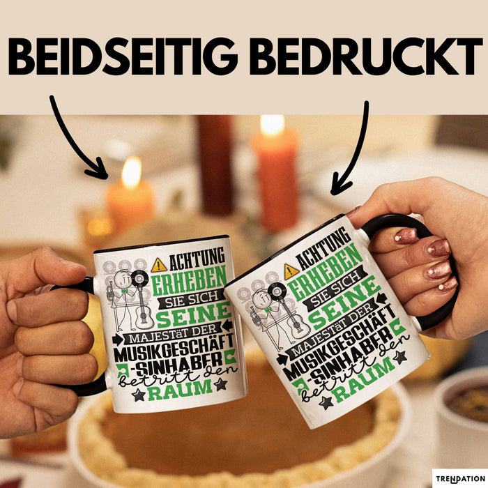 Musikgeschäftsinhaber Geschenk Tasse Lustiger Spruch Erheben Sie Sich Der Musikgeschäftsinhaber Betritt den Raum Schwarz Trendation