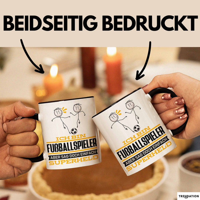 Fußballspieler Geschenk Tasse Ich Bin Fußballspieler Aber Sag Doch Einfach Superheld Lustige Geschenkdiee für Fußballspieler Kaffee-Becher Schwarz Trendation