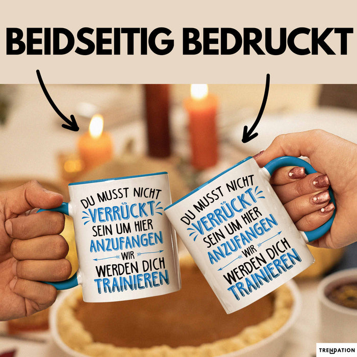 Office Arbeitskollege Tasse Geschenk Lustige Geschenkidee Spruch Du Musst Nicht Verrückt Sein Um Hier Anzufangen Blau Trendation